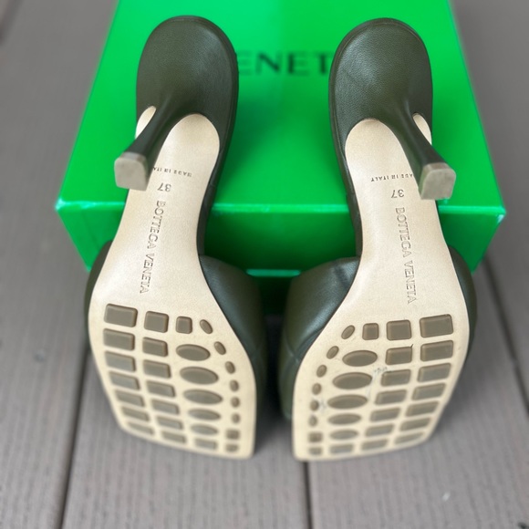 BOTTEGA VENETA RUBBER LIDO SANDAL
QUILTED EMBOSSED LAGOON NAPPA mule heels - Picture 7 of 7